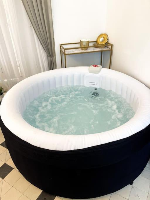 Romantique Jacuzzi, Au Chateau A 30 Min De Paris Limay Exterior photo
